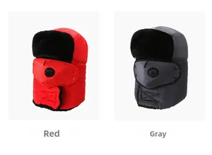 Dettaglio dei cappelli invernali con maschere respiratorie nei colori rosso e grigio