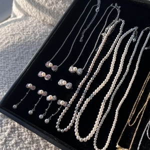 Detail of S925 silver jewelry set featuring freshwater pearls and zircon bow pendants