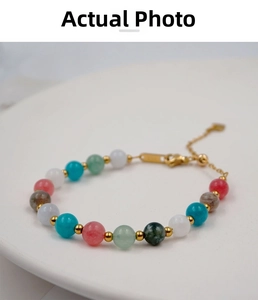 Dettaglio del bracciale con perline colorate e perle d'acqua dolce e catena d'oro