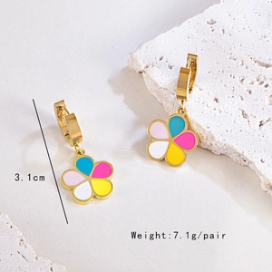 Détail de boucles d'oreilles fleurs en émail coloré avec infos sur la taille et le poids