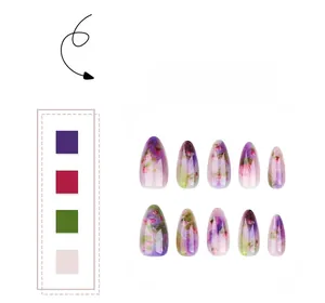 Détail de 10 faux ongles courts amande avec art floral violet peint à la main