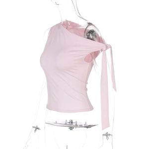 Détail d'un haut rose asymétrique avec nœud réglable et tissu extensible de qualité
