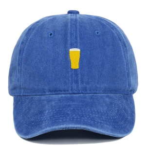 Gros plan détaillé d'une broderie de chope de bière sur une casquette en coton lavé