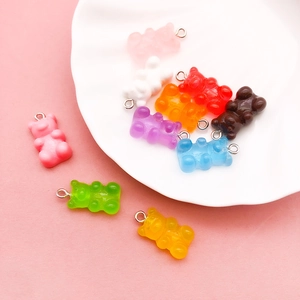 Nahaufnahme von bunten Gummibärchen-Anhängern aus Harz für DIY-Schmuckherstellung