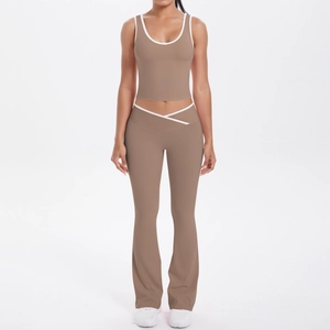 Détail de l'ensemble de yoga marron avec bordure blanche et pantalon évasé à taille en V