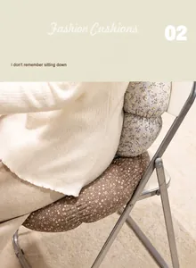 Detail eines geblümten Kürbis-Sitzkissens auf einem weißen Stuhl für den Rücken