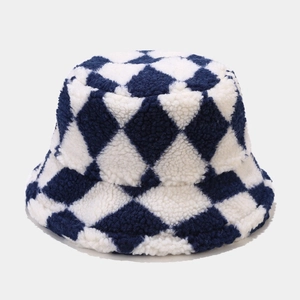 Détail du motif en damier bleu et blanc sur le tissu doux d'un chapeau bob chaud
