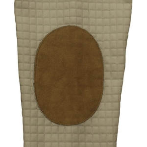 Détail du tissu matelassé kaki avec un empiècement en daim marron foncé sur le coude