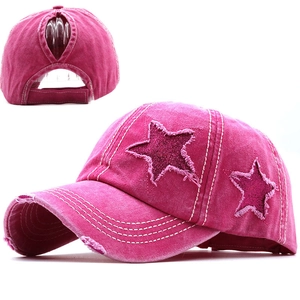Dettaglio cappello fucsia con foro per coda di cavallo, tela consumata e stella di paillettes