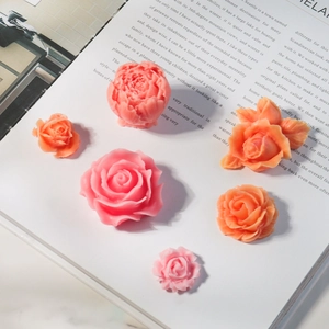 Detailweergave van roos siliconen vormen voor decoratie van chocolade en gebak taarten