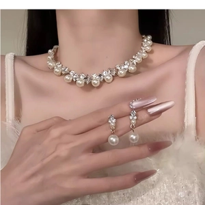 Nahaufnahme eines eleganten Perlen- und Kristall-Schmucksets, getragen von einem Model