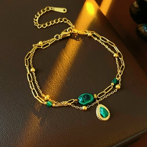 Détail du bracelet vintage double couche plaqué or avec pendentif malachite verte