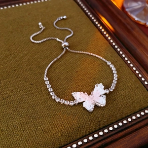 Détail du bracelet papillon ajustable avec perles et cristaux sur velours