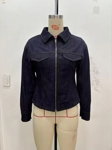 Vue détaillée d'une veste en jean bleu foncé ajustée avec fermeture éclair et poches