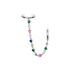 Dettaglio del clip per orecchio in argento con nappe e zirconi multicolori