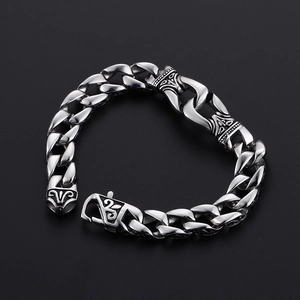 Herren Vintage Edelstahl Armband mit geprägtem Muster auf schwarzem Hintergrund im Retro-Stil