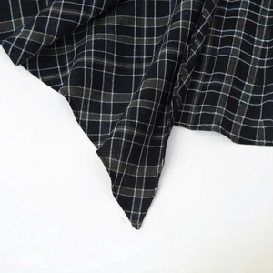 Abito a pieghe irregolare alla moda con trama a piccoli quadretti neri e grigi