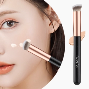 Λήψη macro του 270 λοξού πινέλου concealer με μαλακές τρίχες και εργονομική μαύρη λαβή