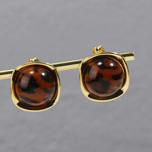 Detailaufnahme der Vintage-Ohrringe mit Leopardenmuster und goldenem Metallrahmen