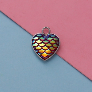 Dettaglio del ciondolo a cuore in acciaio inossidabile con motivo a squame colorate