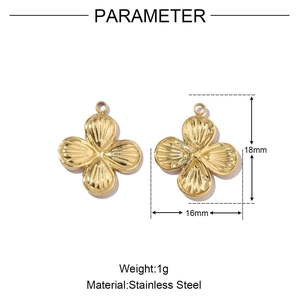 Detailed size parameters of golden clover pendant showing dimensions and weight in stainless steel