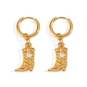 Détail de boucles d'oreilles bottes de cowboy dorées 18K avec cœur blanc et gaufrage