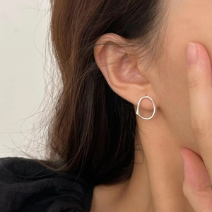 Minimalist 925 sterling silver irregular hollow hoop earrings worn by a model