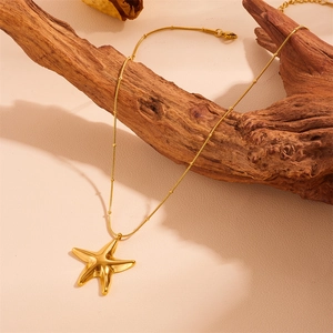 Collana con ciondolo a stella marina cava placcata in oro 18K PVD con catena a perline