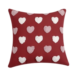 Coussin carré rouge avec des cœurs tuftés blancs et roses en coton et polyester