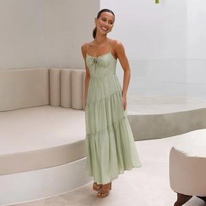 Details von minzgrünem gestuftem Midi-Kleid mit Spaghettiträgern und plissiertem Mieder