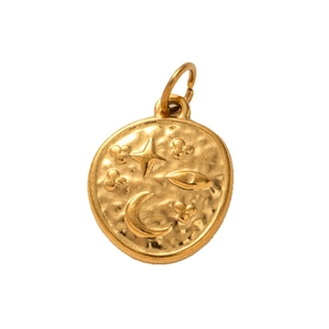 Goldener runder Anhänger mit geprägten Mond-, Stern- und Augenmustern im Minimal-Stil