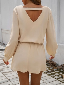 Vue détaillée du combishort beige à manches longues avec dos en V et lien noué