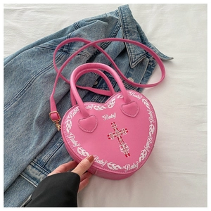 Dettaglio della borsa rosa a forma di cuore in pelle PU con stampa Baby e croce