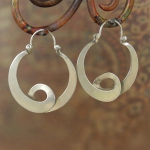 Orecchini a cerchio vintage in argento con design a spirale e chiusura a gancio