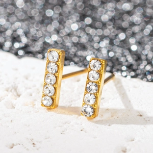 Gros plan de boucles d'oreilles en acier inoxydable plaqué or 18k avec rangée de zircons