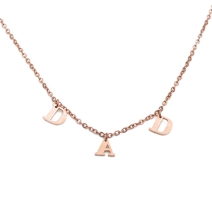 Élégant collier en acier inoxydable or rose avec pendentif DAD sur fond blanc neutre