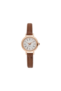 Primer plano de reloj de cuarzo oro rosa con números romanos y correa de cuero marrón