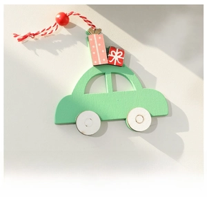 Primer plano de coche de madera verde menta con detalles de regalos para árbol de Navidad