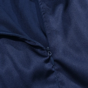 Dettaglio del tessuto blu navy con cerniera invisibile abbinata sull'abito elegante