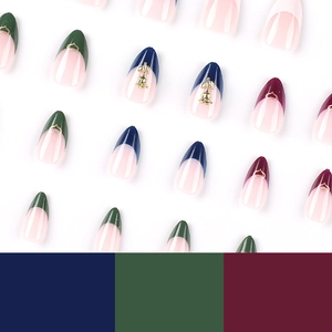 Faux ongles amande french avec fleurs dorées 3D et breloques cœur en tons sombres