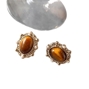 Boucles d'oreilles vintage en œil de tigre ovales avec filigrane doré et perles