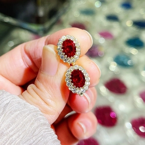 Luxuriöse Gold-Ohrclips mit großen ovalen roten Rubinen und doppeltem Zirkon-Halo