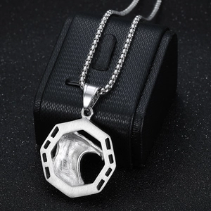 Achteckiger Edelstahl-Adleranhänger an einer robusten Kugelkette für Herren-Schmuck