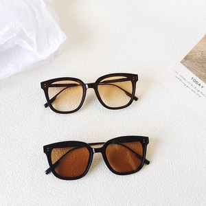 Vintage oversized square sunglasses with black frame and brown gradient lenses for men and women
