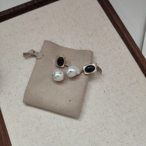 Orecchini vintage francesi con gemma nera e perla barocca su base dorata