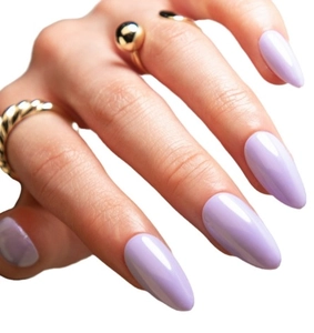 Gros plan d'ongles lavande longs en amande avec finition brillante et bagues dorées