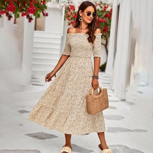 Florales schulterfreies A-Linien Sommerkleid in Beige mit Puffärmeln und Midi-Länge