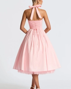 Abito rosa allacciato al collo con fiocco sul retro, vita stringata e fodera in tulle