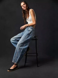 Jean large extensible bleu clair pour femme avec coupe décontractée et effet délavé