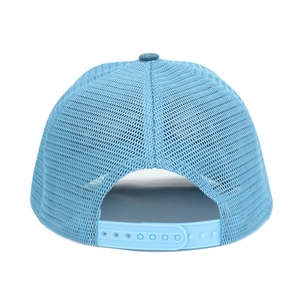 Rückansicht einer himmelblauen Mesh-Trucker-Kappe mit verstellbarem Snapback-Verschluss